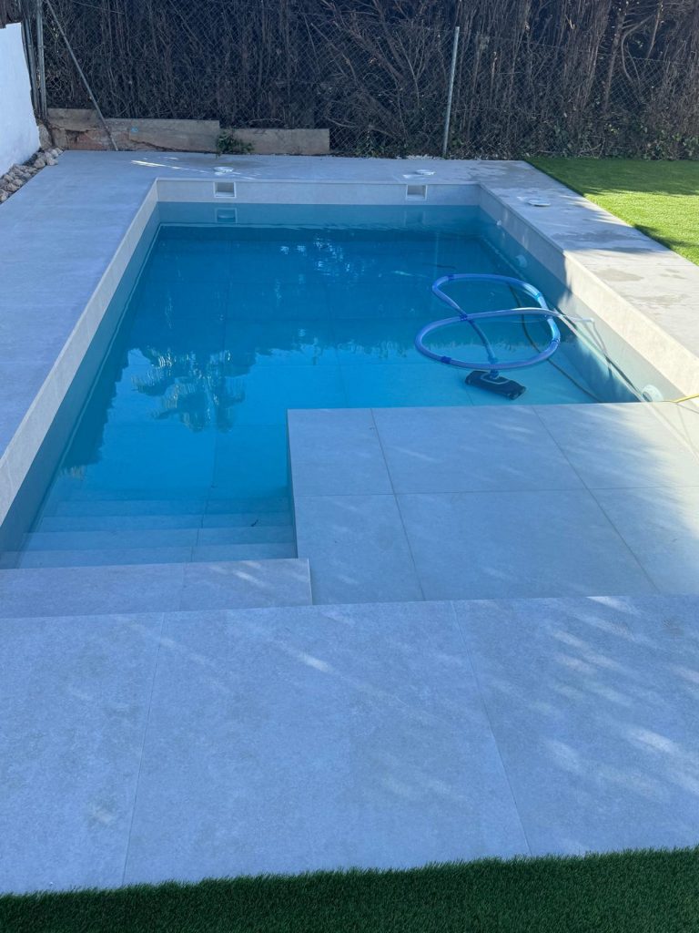 Piscina de obra Masia de Traver (Riba-roja de Turia)